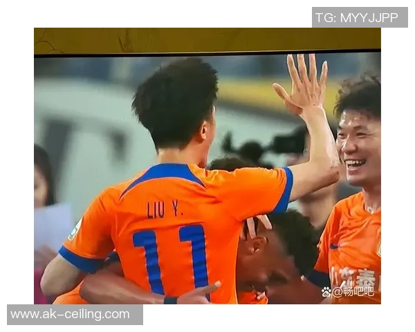 大木在绿茵场上展现足球技艺与团队精神的精彩瞬间